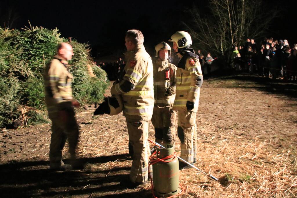 Jaarlijkse kerstboomverbranding druk bezocht