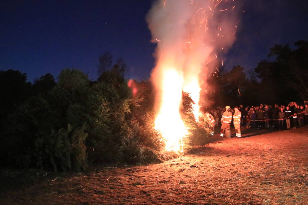 Jaarlijkse kerstboomverbranding druk bezocht