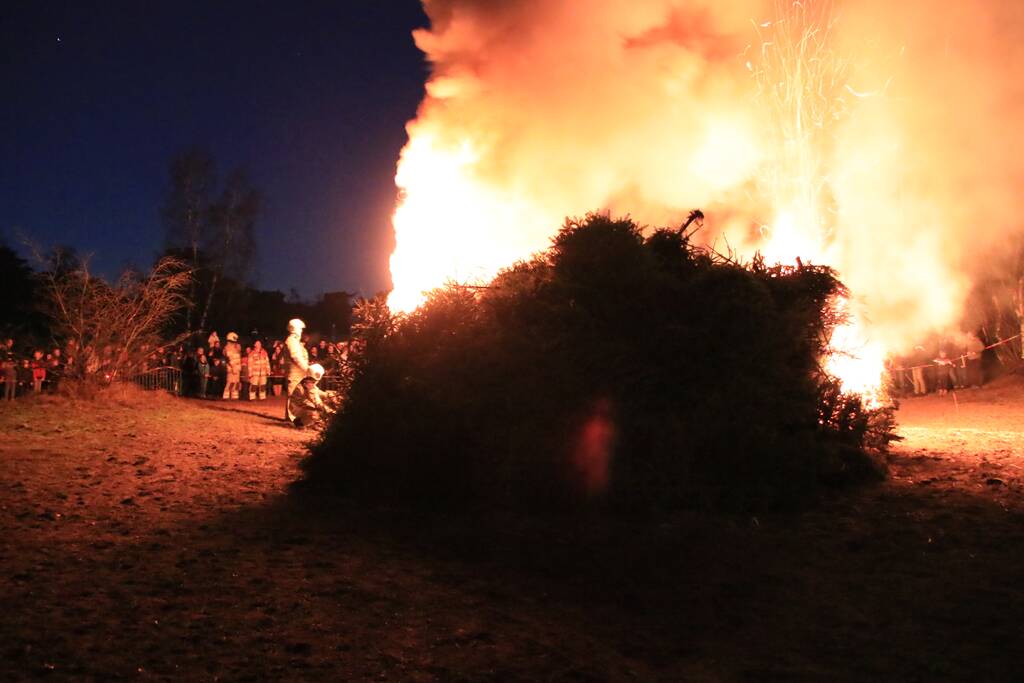 Jaarlijkse kerstboomverbranding druk bezocht