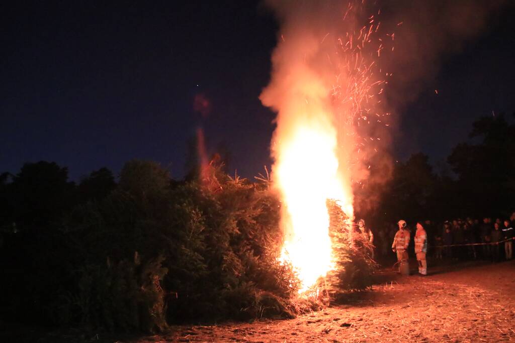 Jaarlijkse kerstboomverbranding druk bezocht
