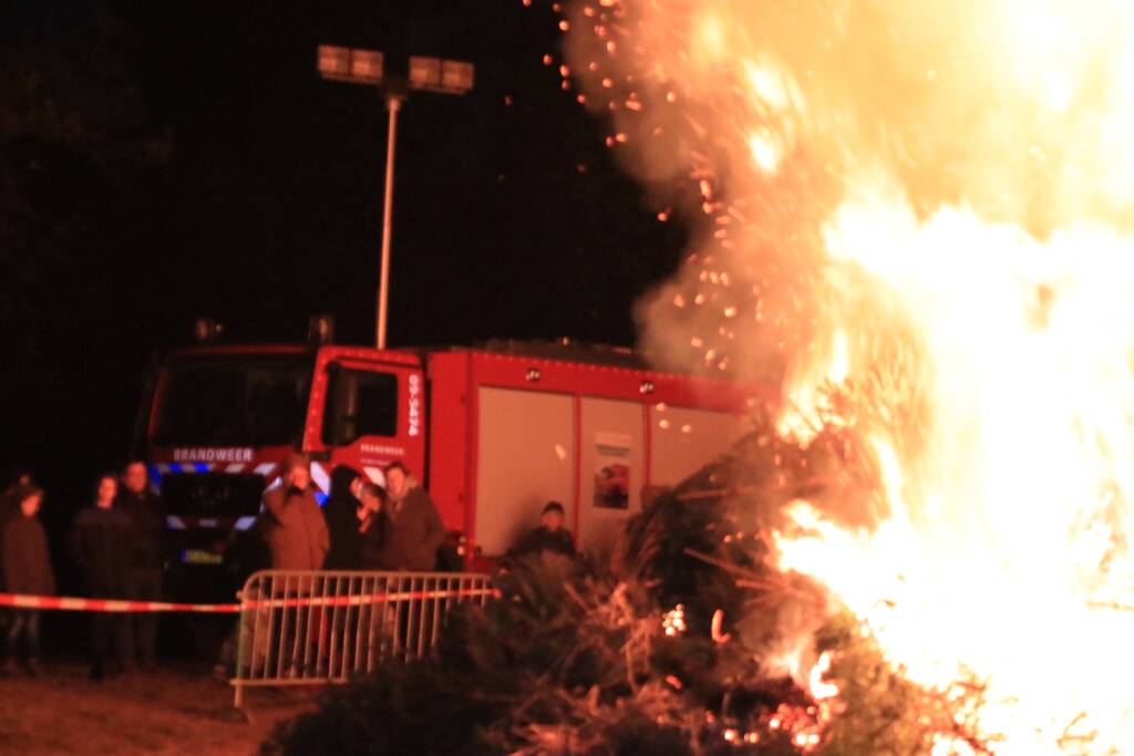 Jaarlijkse kerstboomverbranding druk bezocht