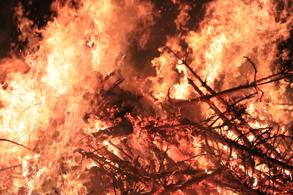 Jaarlijkse kerstboomverbranding druk bezocht