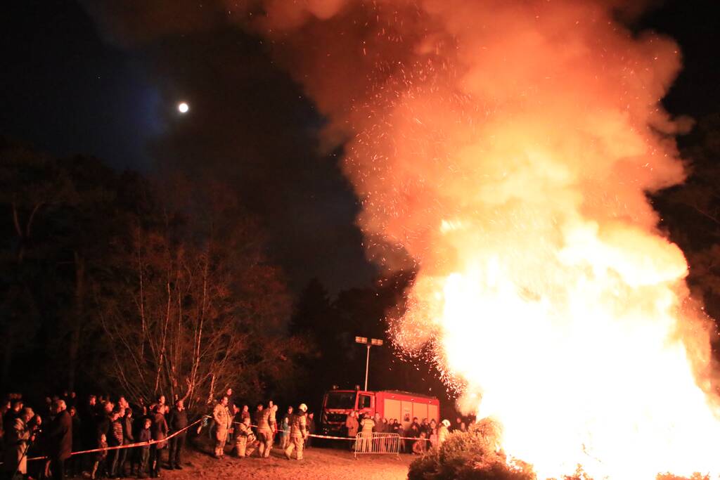 Jaarlijkse kerstboomverbranding druk bezocht