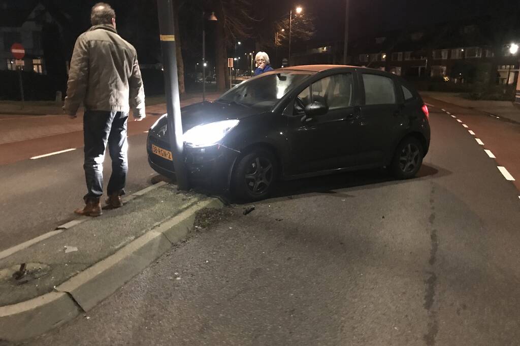 Auto beschadigd na botsing tegen lantaarnpaal