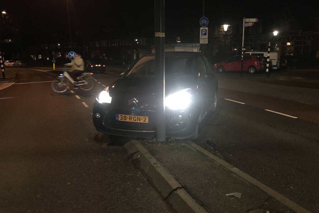Auto beschadigd na botsing tegen lantaarnpaal