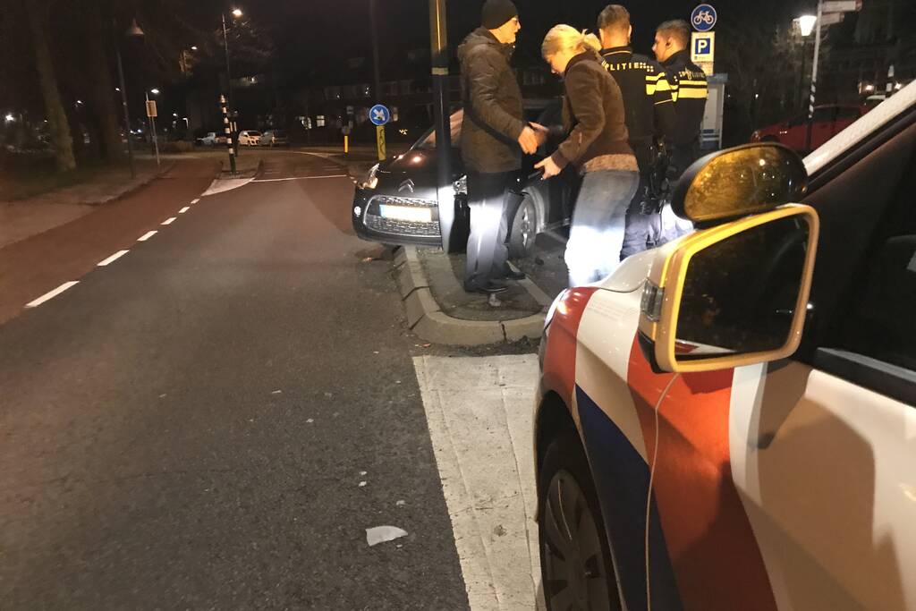 Auto beschadigd na botsing tegen lantaarnpaal