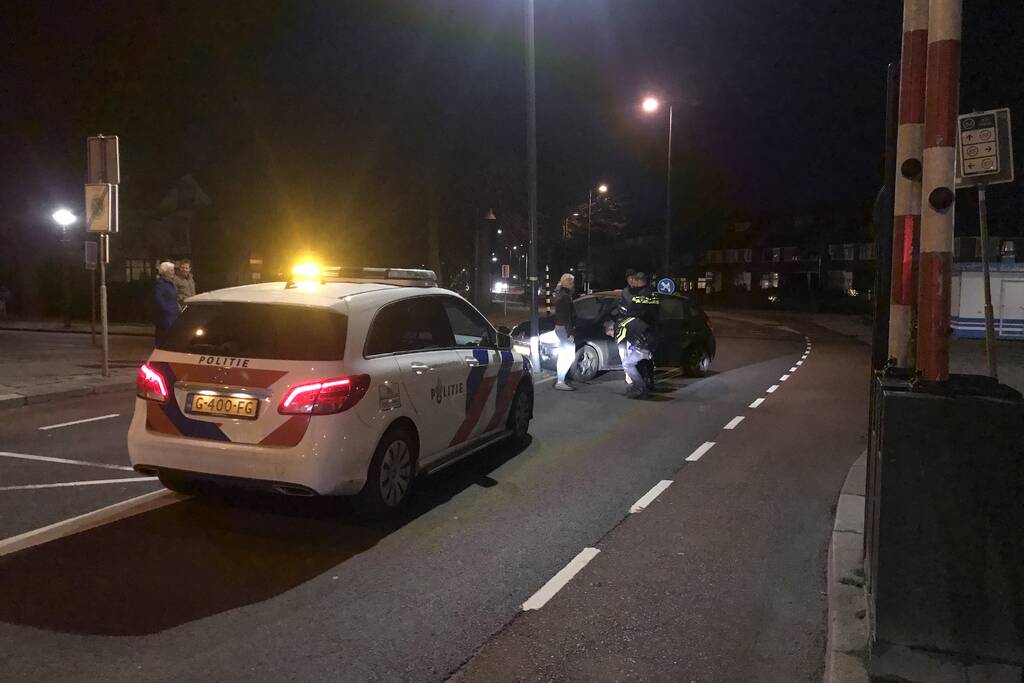 Auto beschadigd na botsing tegen lantaarnpaal