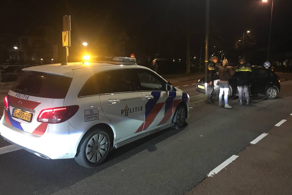 Auto beschadigd na botsing tegen lantaarnpaal