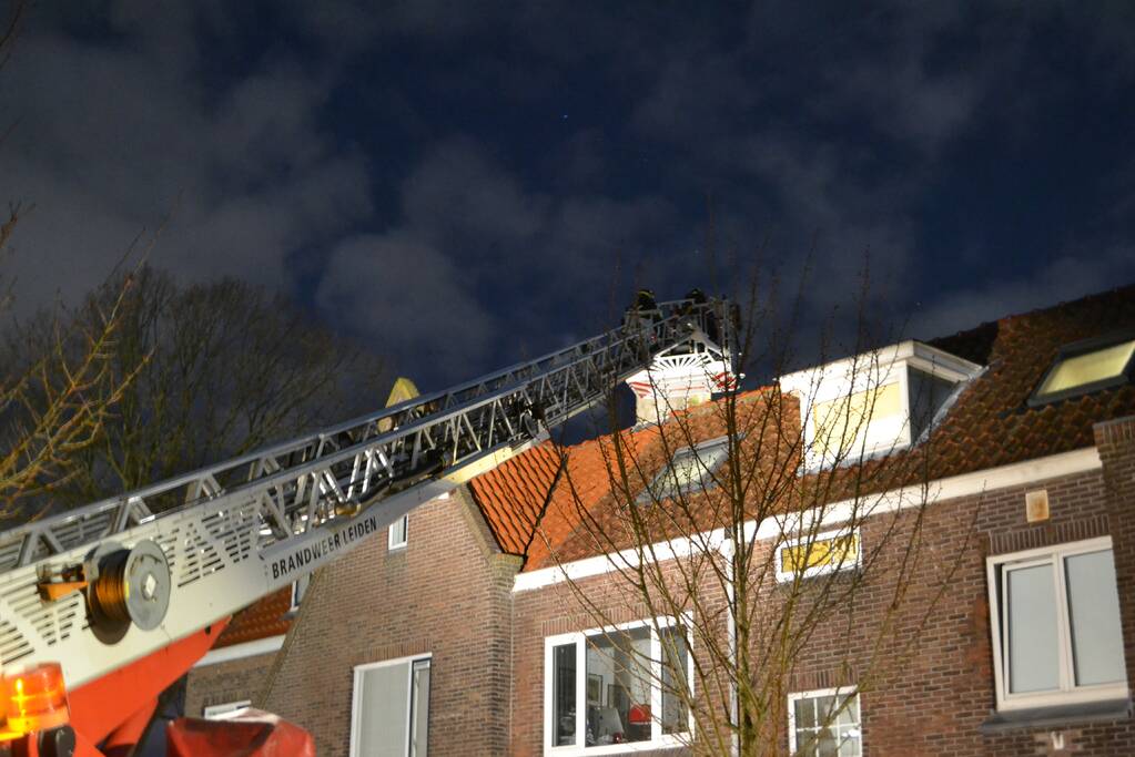 Brand in schoorsteen van woning