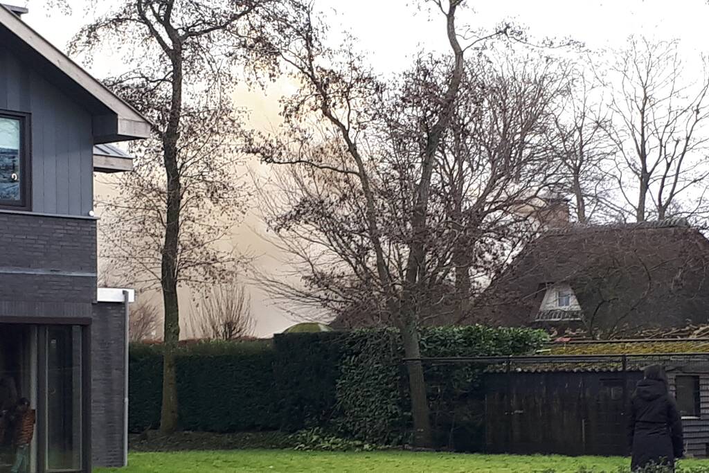 Flinke rookontwikkeling bij brand in rieten dak