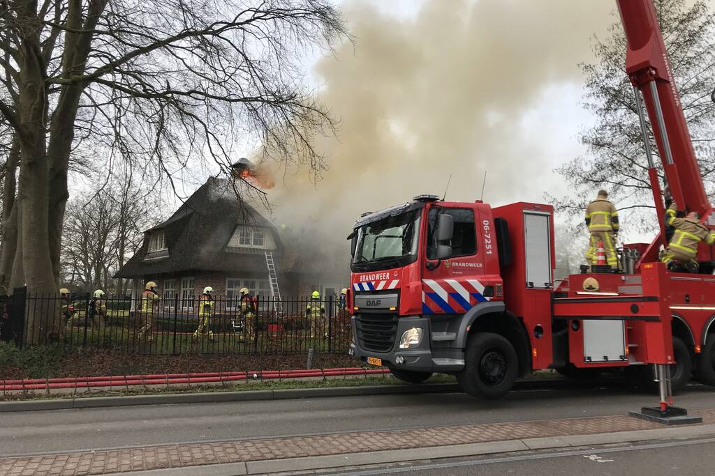 Flinke rookontwikkeling bij brand in rieten dak