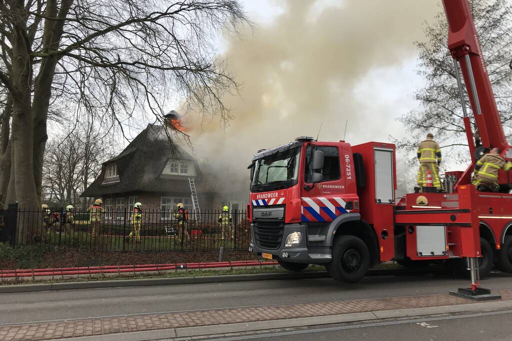 Flinke rookontwikkeling bij brand in rieten dak