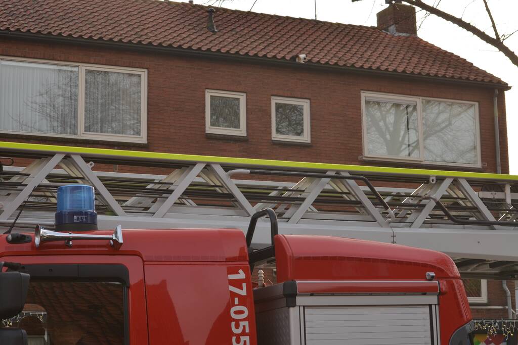 Brandweer redt kat uit dakgoot
