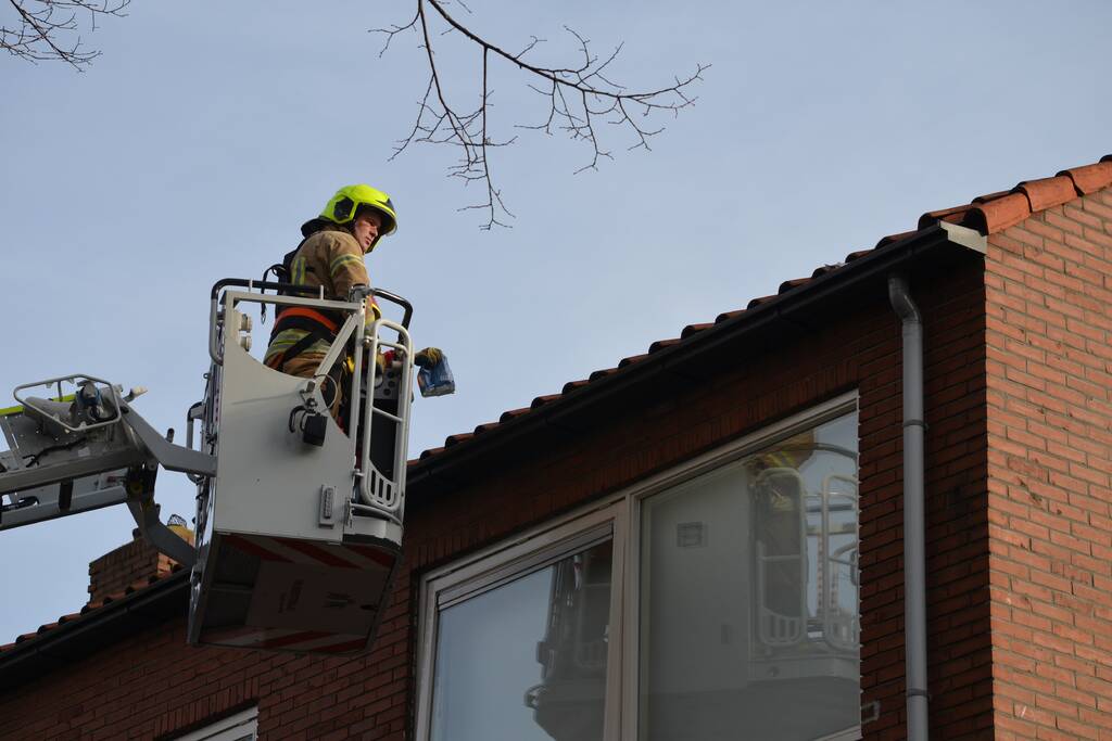 Brandweer redt kat uit dakgoot