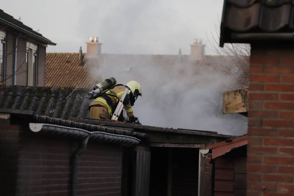 Brand in schuur achter woning