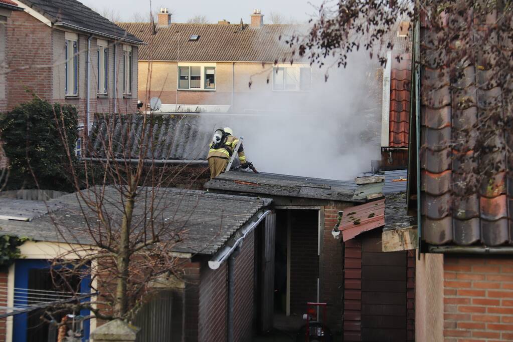 Brand in schuur achter woning