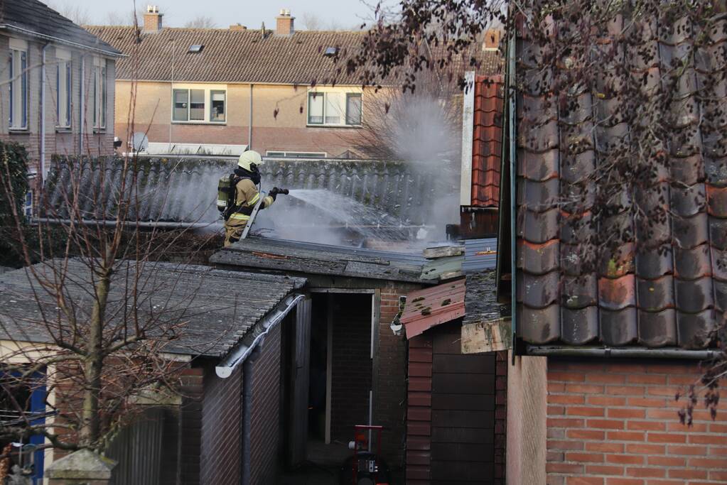 Brand in schuur achter woning