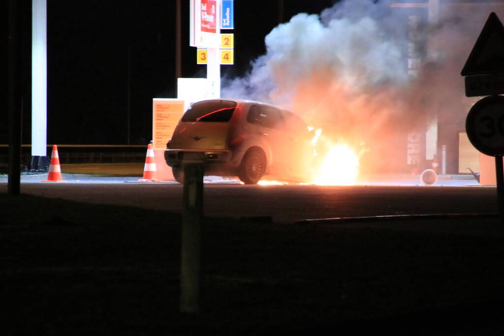 Personenauto brandt volledig uit bij tankstation
