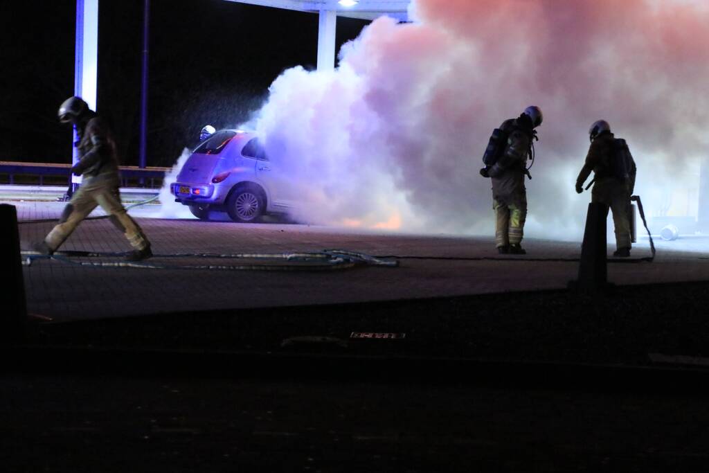 Personenauto brandt volledig uit bij tankstation