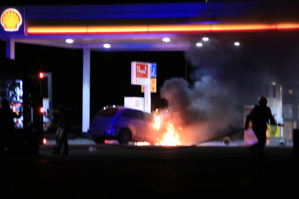 Personenauto brandt volledig uit bij tankstation