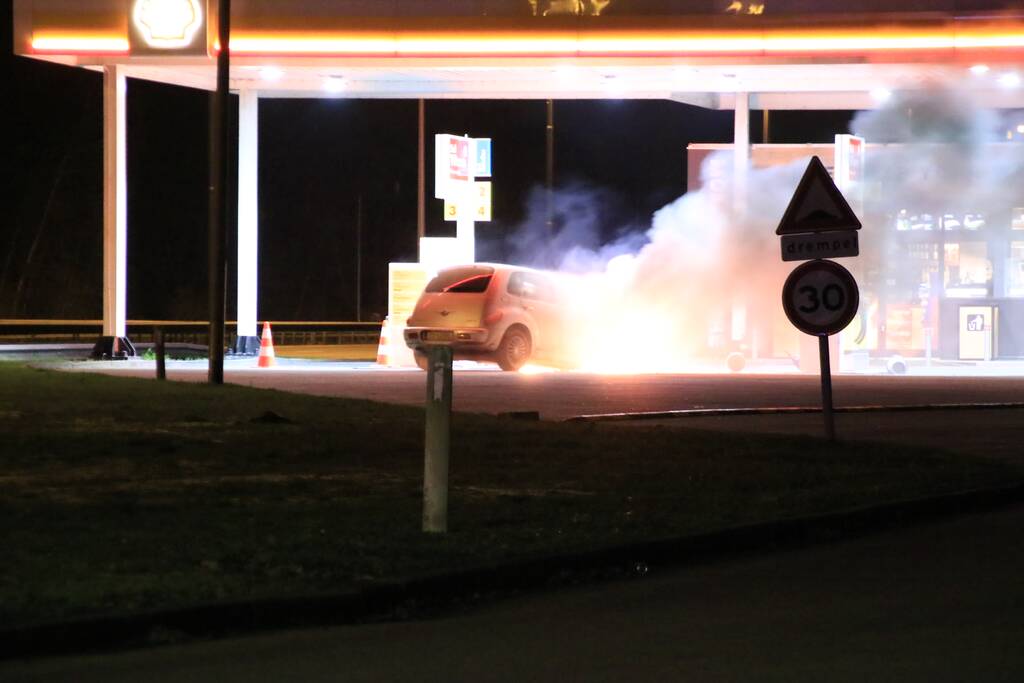 Personenauto brandt volledig uit bij tankstation