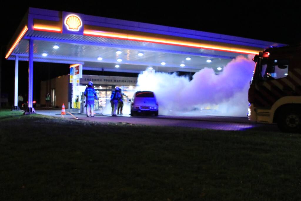 Personenauto brandt volledig uit bij tankstation