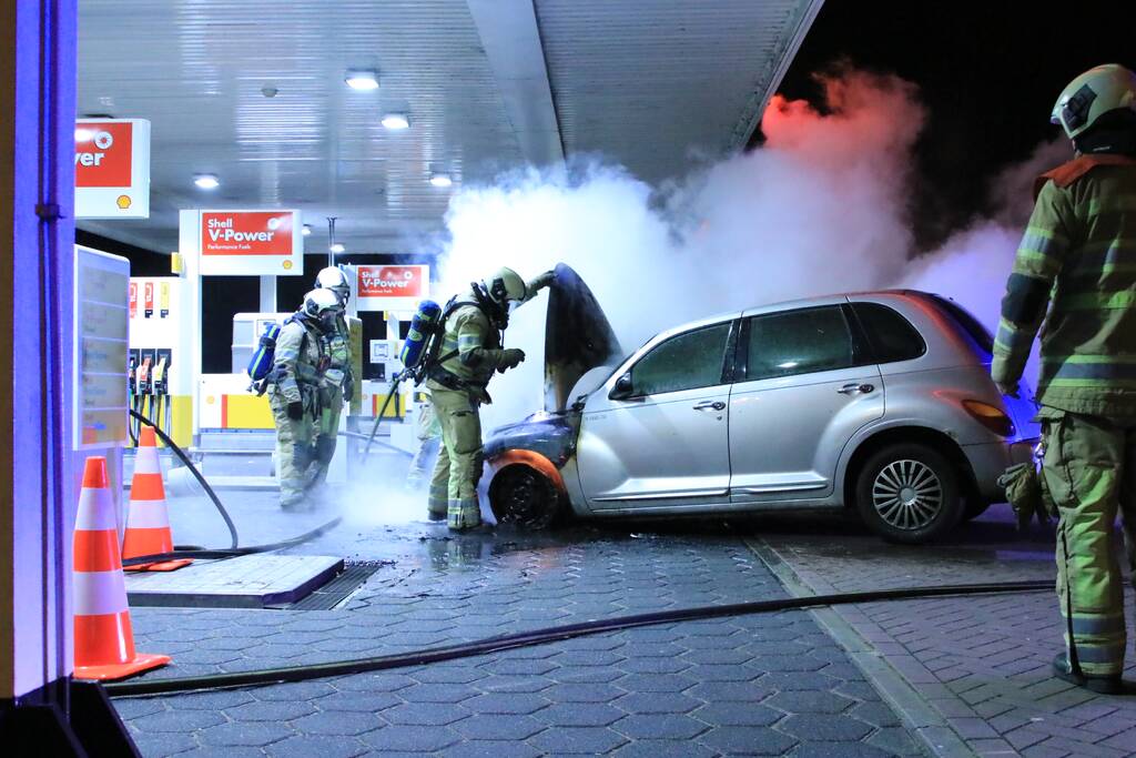 Personenauto brandt volledig uit bij tankstation