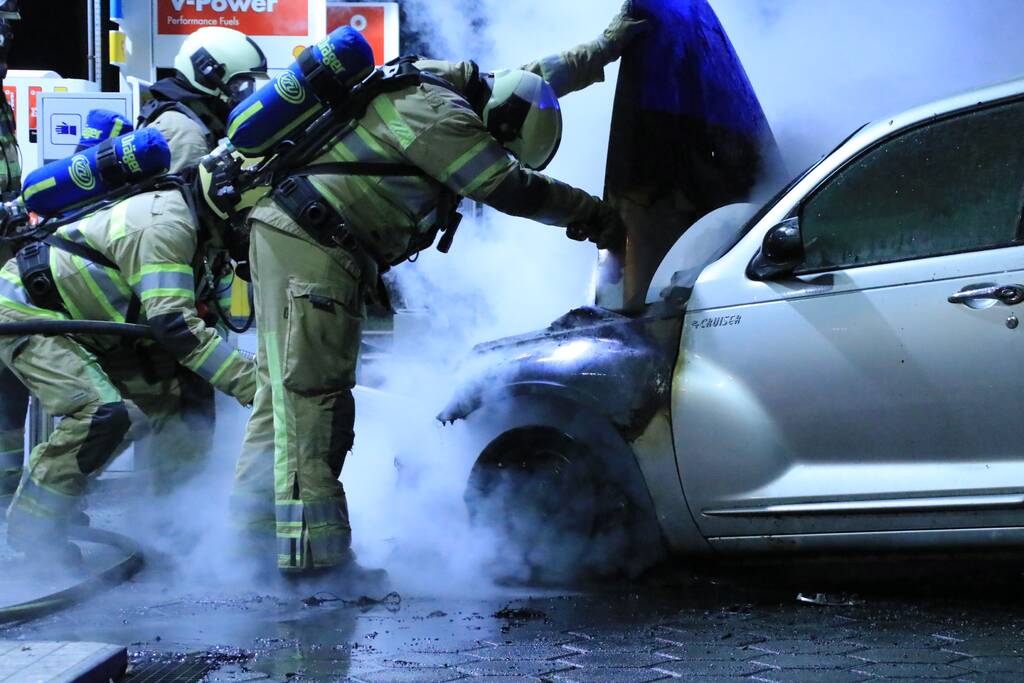 Personenauto brandt volledig uit bij tankstation