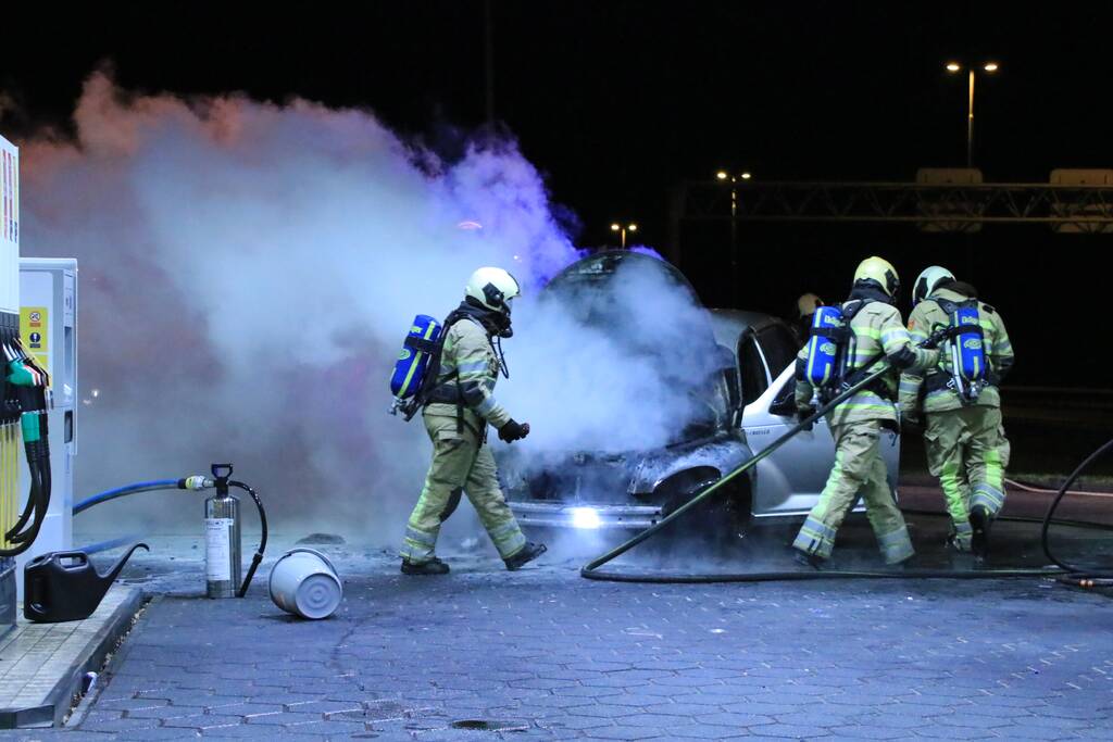Personenauto brandt volledig uit bij tankstation