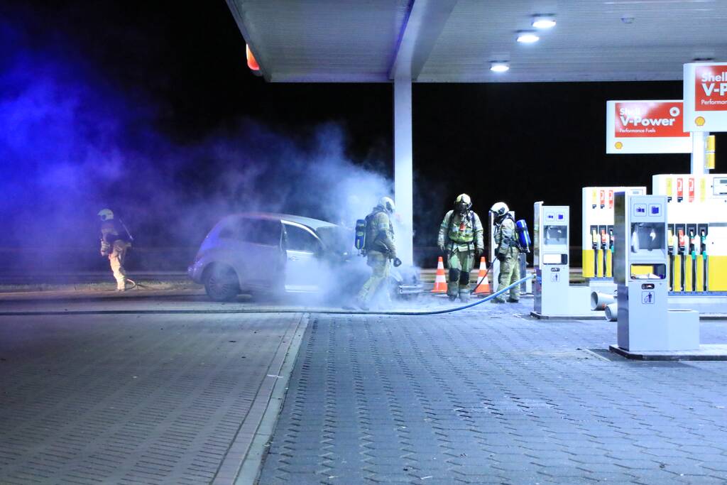 Personenauto brandt volledig uit bij tankstation