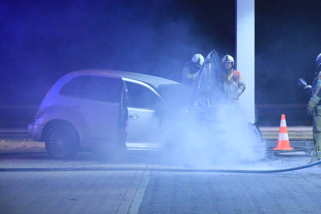 Personenauto brandt volledig uit bij tankstation