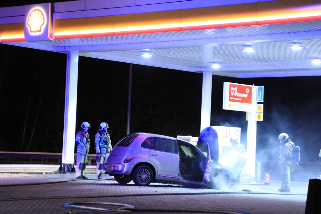 Personenauto brandt volledig uit bij tankstation