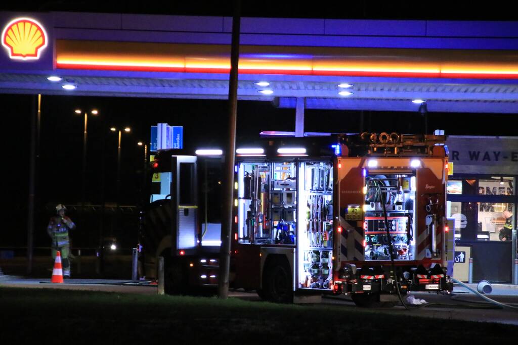 Personenauto brandt volledig uit bij tankstation