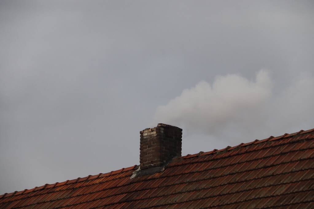Brandweer veegt schoorsteen na brand