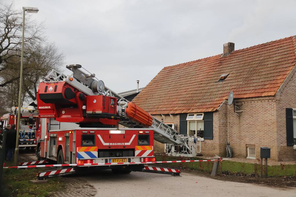 Brandweer veegt schoorsteen na brand