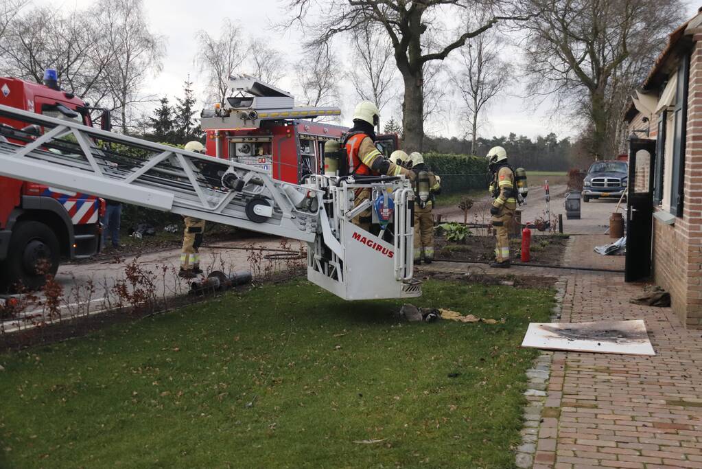 Brandweer veegt schoorsteen na brand