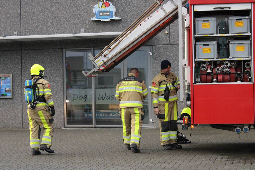 Brand op dak van carwash