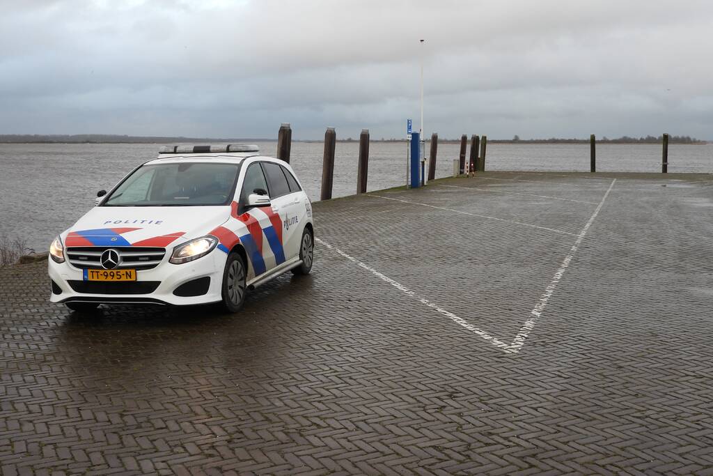 Automobilist rijdt Lauwersmeer in