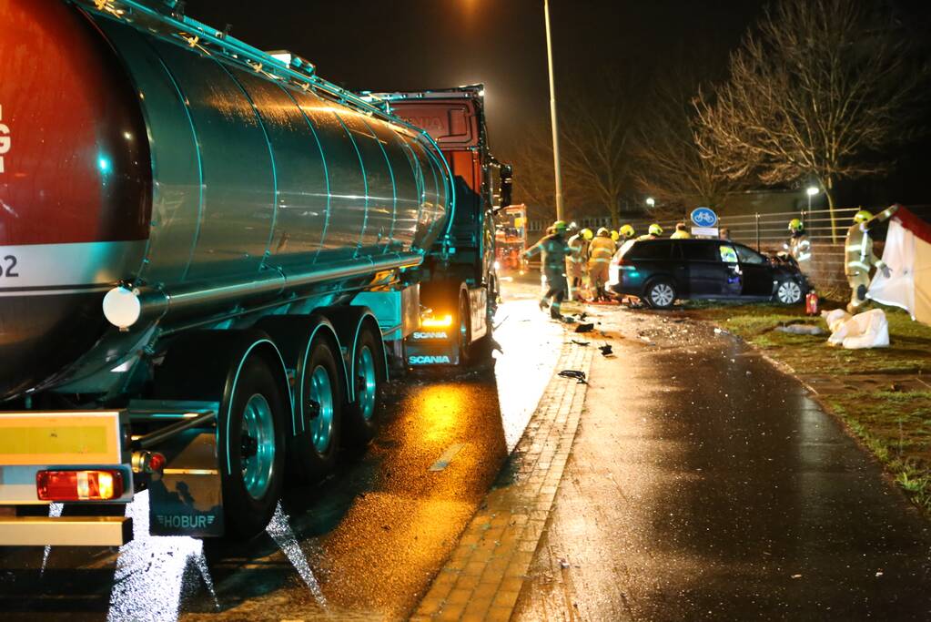 Man overleden na frontale aanrijding met vrachtwagen
