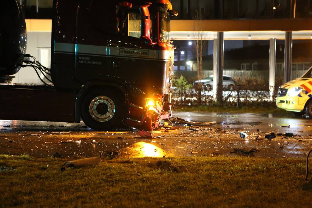 Man overleden na frontale aanrijding met vrachtwagen
