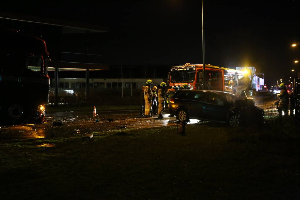 Man overleden na frontale aanrijding met vrachtwagen
