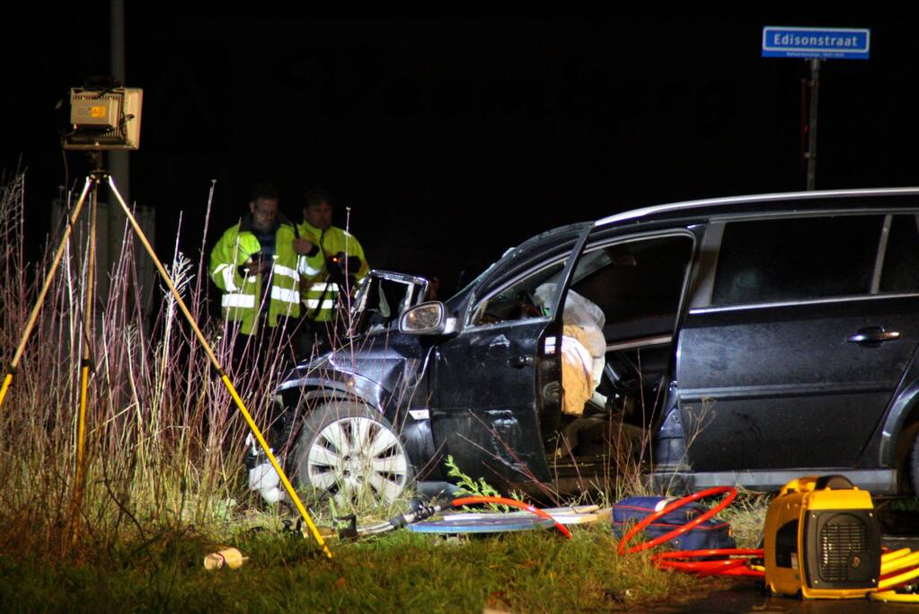 Man overleden na frontale aanrijding met vrachtwagen