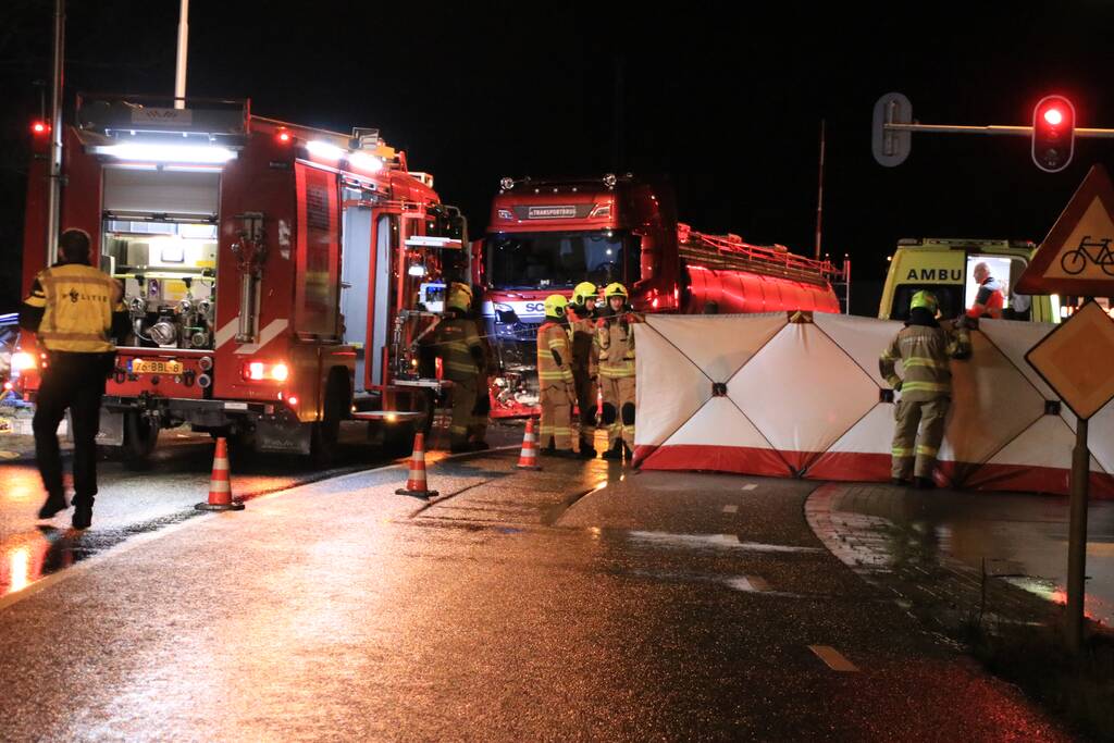 Man overleden na frontale aanrijding met vrachtwagen