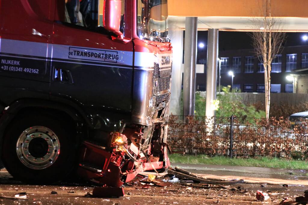 Man overleden na frontale aanrijding met vrachtwagen