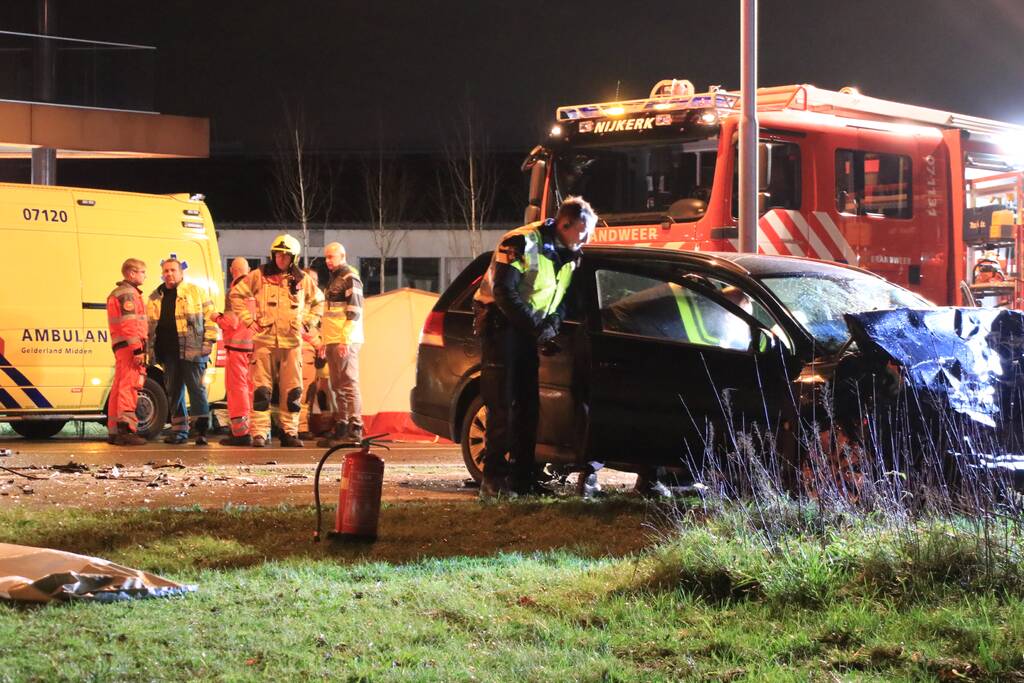 Man overleden na frontale aanrijding met vrachtwagen