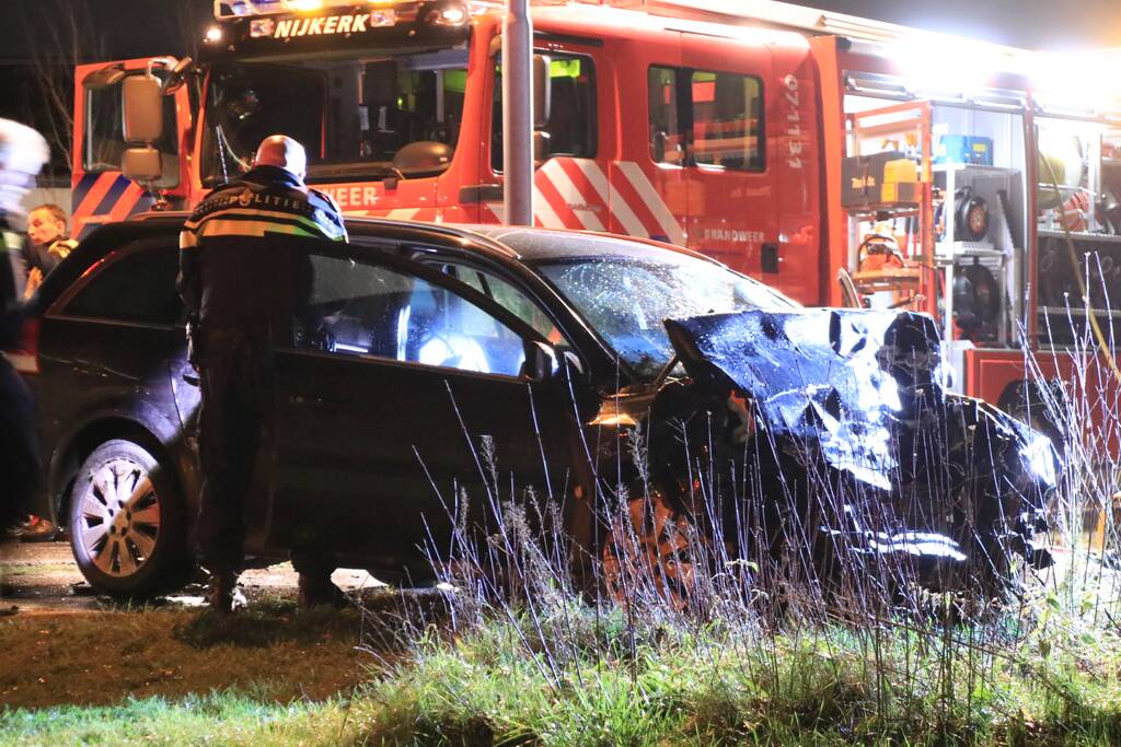 Man overleden na frontale aanrijding met vrachtwagen