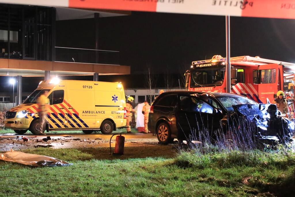 Man overleden na frontale aanrijding met vrachtwagen