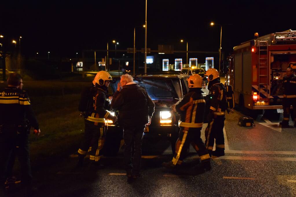 Jeep vat vlam voor stoplicht