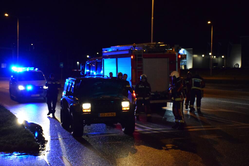 Jeep vat vlam voor stoplicht