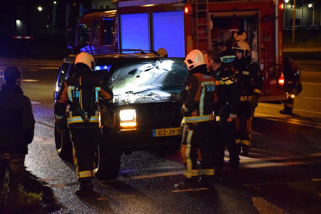 Jeep vat vlam voor stoplicht